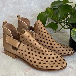 Anthropologie Musse & Cloud perforated boots beige size 7 womens heeled used